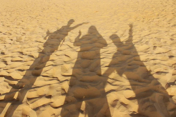 Trois Filles Ombres Sur Les Dunes Sable Rouge Dans Ombre — Photo