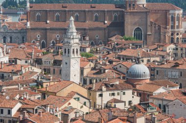 Tarihi binaları ve çatıları olan Venedik Panoraması