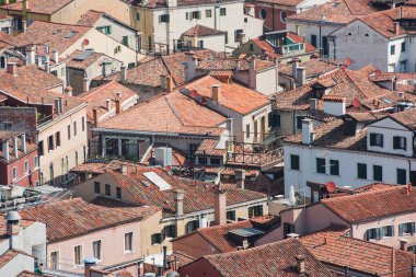 Tarihi binaları ve çatıları olan Venedik Panoraması