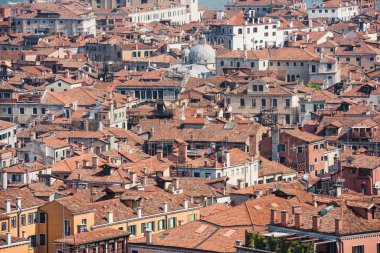 Tarihi binaları ve çatıları olan Venedik Panoraması