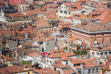 Tarihi binaları ve çatıları olan Venedik Panoraması