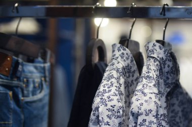 Venedik'te bir mağaza rafları giyim