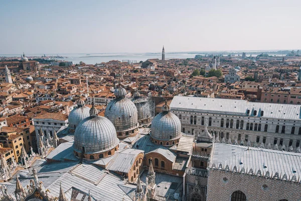 Venedik Görünümü Yukarıdaki Saint Mark Bazilikası Nın Antik Mimari Kubbeleri — Stok fotoğraf