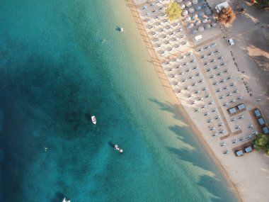 Parlak gezinti su ve plaj birkaç kişi ile havadan görünümü.