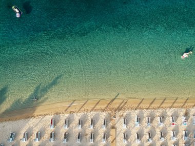 Parlak gezinti su ve plaj birkaç kişi ile havadan görünümü.