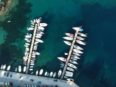 Yunanistan küçük bir koyda havadan görünümü