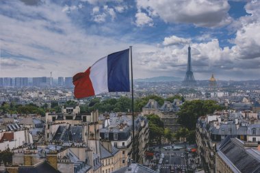 Fransız bayrağı ve Eyfel Kulesi Paris