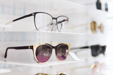 Bir mağazada zarif güneş gözlüğü
