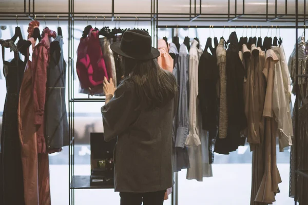 Menina Uma Loja Roupas Conceito Compras — Fotografia de Stock