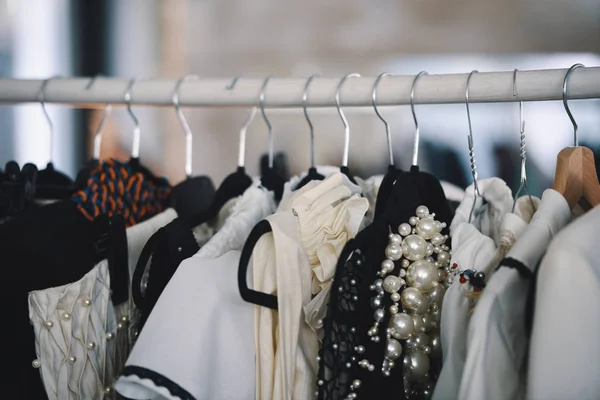 Damenbekleidung Auf Kleiderbügeln Einem Boutique Geschäft — Stockfoto