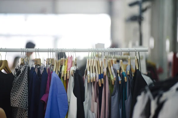 Vêtements Femme Sur Cintres Dans Magasin Boutique — Photo