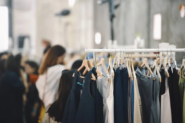Ženy Oblečení Ramínkách Úložišti Boutique — Stock fotografie