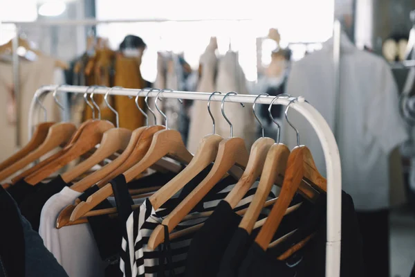 Roupas Femininas Cabides Uma Loja Boutique — Fotografia de Stock