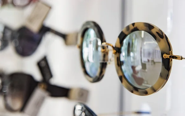 Elegante Sonnenbrille Einem Geschäft — Stockfoto