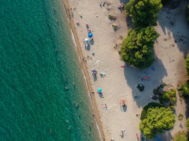 Plaj şemsiye ve parlak bir su ile