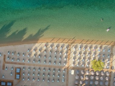 Plaj şemsiye ve parlak bir su ile