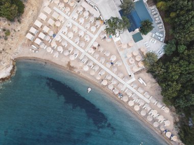 Plaj şemsiye ve parlak bir su ile