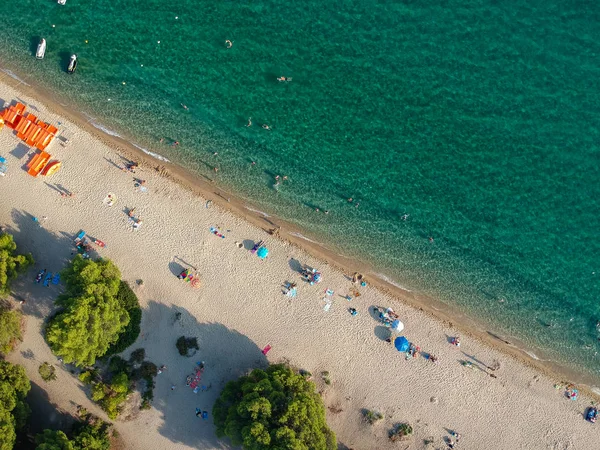 Plaża Parasolami Jasne Wody — Zdjęcie stockowe