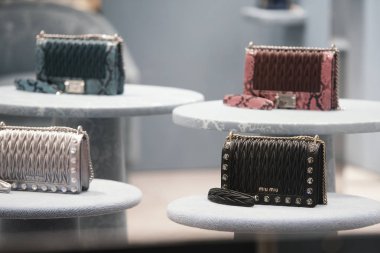 22 Eylül 2018: Milan, İtalya - Milan deposunda lüks Miu Miu Çantalar.