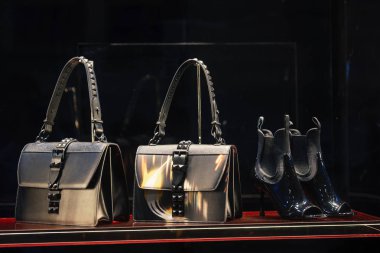 22 Eylül 2018: Milan, İtalya - lüks Prada Ayakkabı ve çanta bir mağaza Milano'da