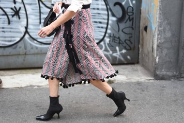 Milan, İtalya - 19 Eylül 2018: Sokak stili kıyafetler önce Jil Sander moda gösterisi sırasında Milan Fashion Week.