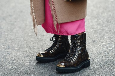 20 Eylül 2018: Milan, İtalya - sokak stili kıyafetler ayrıntılı Milano Moda Haftası sırasında - Mfwss19