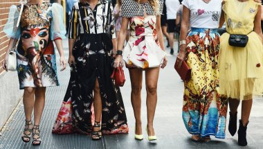 20 Eylül 2018: Milan, İtalya - sokak stili kıyafetler ayrıntılı Milano Moda Haftası sırasında - Mfwss19