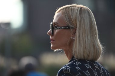 Milan, İtalya - 19 Eylül 2018: Sokak stili kıyafetler önce Alberta Ferretti moda gösterisi sırasında Milan Fashion Week.