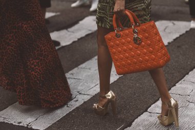 20 Eylül 2018: Milan, İtalya - Dior çanta - Street style kıyafet Milan Fashion Week - Mfwss19 sırasında