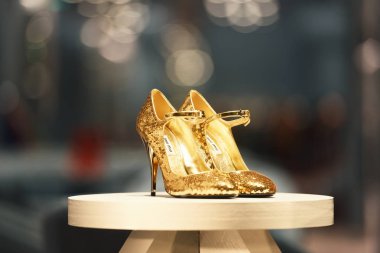 22 Eylül 2018: Milan, İtalya - Miu Miu lüks ayakkabı bir mağaza Milano'da.