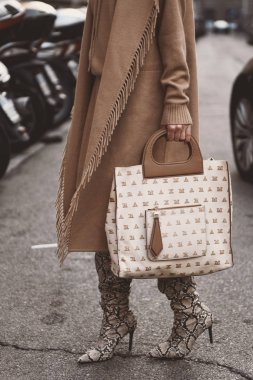 20 Eylül 2018: Milan, İtalya - Milan Moda Haftası sırasında sokak stil kıyafeti - Mfwss19