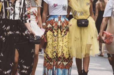 20 Eylül 2018: Milan, İtalya - sokak stili kıyafetler ayrıntılı Milano Moda Haftası sırasında - Mfwss19