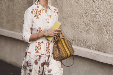 20 Eylül 2018: Milan, İtalya - sokak stili kıyafetler ayrıntılı Milano Moda Haftası sırasında - Mfwss19