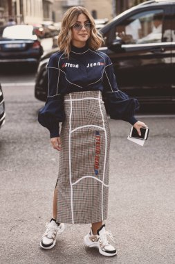 22 Eylül 2018: Milan, İtalya - Milan Moda Haftası sırasında sokak stil kıyafeti - Mfwss19