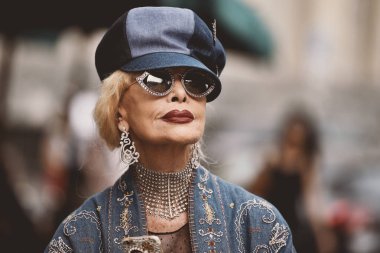 21 Eylül 2018: Milan, İtalya - Milan Moda Haftası sırasında sokak stil kıyafeti - Mfwss19