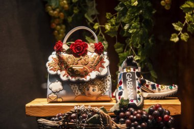 22 Eylül 2018: Milan, İtalya - lüks Dolce Gabbana Ayakkabı ve çanta bir mağaza Milano'da