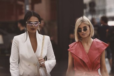 22 Eylül 2018: Milan, İtalya - şık kıyafetler ile moda Influencers - sokak stili kavramı - Mfwss19