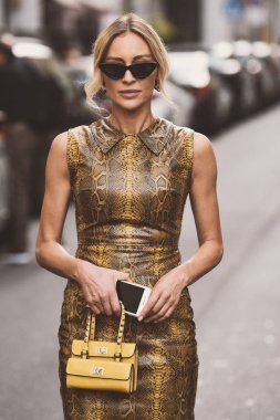 22 Eylül 2018: Milan, İtalya - Milan Moda Haftası sırasında sokak stil kıyafeti - Mfwss19