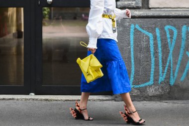 19 Eylül 2018: Milan, İtalya - ayrıntılı lüks çanta - sokak çözüm kıyafet Milan Fashion Week - Mfwss19 sırasında