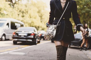 20 Eylül 2018: Milan, İtalya - Fendi giyim - Street style kıyafet Milan Fashion Week - Mfwss19 sırasında