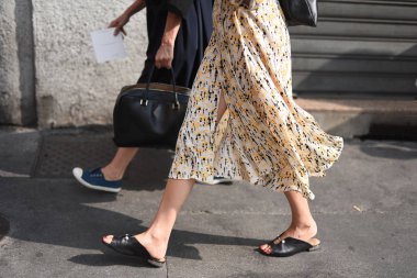 Milan, İtalya - 19 Eylül 2018: Sokak stili kıyafetler önce Jil Sander moda gösterisi sırasında Milan Fashion Week.