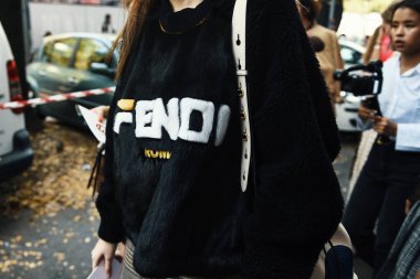 20 Eylül 2018: Milan, İtalya - Milan Moda Haftası sırasında sokak stil kıyafeti - Mfwss19