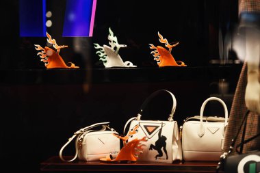22 Eylül 2018: Milan, İtalya - lüks Prada Ayakkabı ve çanta bir mağaza Milano'da