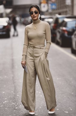 22 Eylül 2018: Milan, İtalya - Milan Moda Haftası sırasında sokak stil kıyafeti - Mfwss19