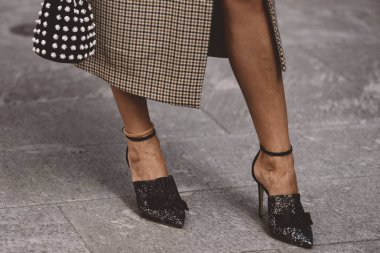 23 Eylül 2018: Milan, İtalya - şık ayakkabı ve sokak stili kıyafet Milano Moda Haftası sırasında - Mfwss19