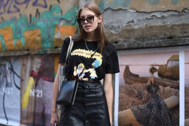 Milan, İtalya - 19 Eylül 2018: Sokak stili kıyafetler önce Jil Sander moda gösterisi sırasında Milan Fashion Week.