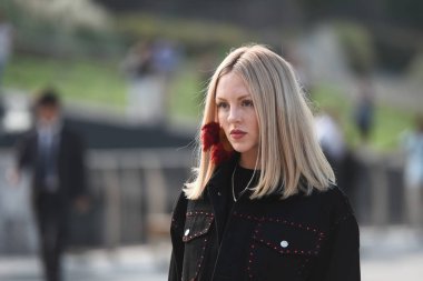 Milan, İtalya - 19 Eylül 2018: Sokak stili kıyafetler önce Alberta Ferretti moda gösterisi sırasında Milan Fashion Week.