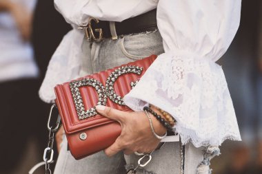 23 Eylül 2018: Milan, İtalya - sokak stili kıyafetler ayrıntılı Milano Moda Haftası sırasında - Mfwss19