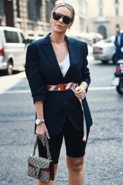 21 Eylül 2018: Milan, İtalya - Milan Moda Haftası sırasında sokak stil kıyafeti - Mfwss19