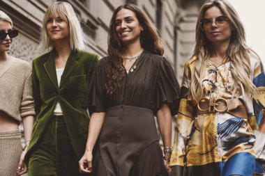22 Eylül 2018: Milan, İtalya - modelleri, blogcular ve Milano Moda haftasında - Mfwss19 moda ve şık görünümlü etkilendiği isimlerden